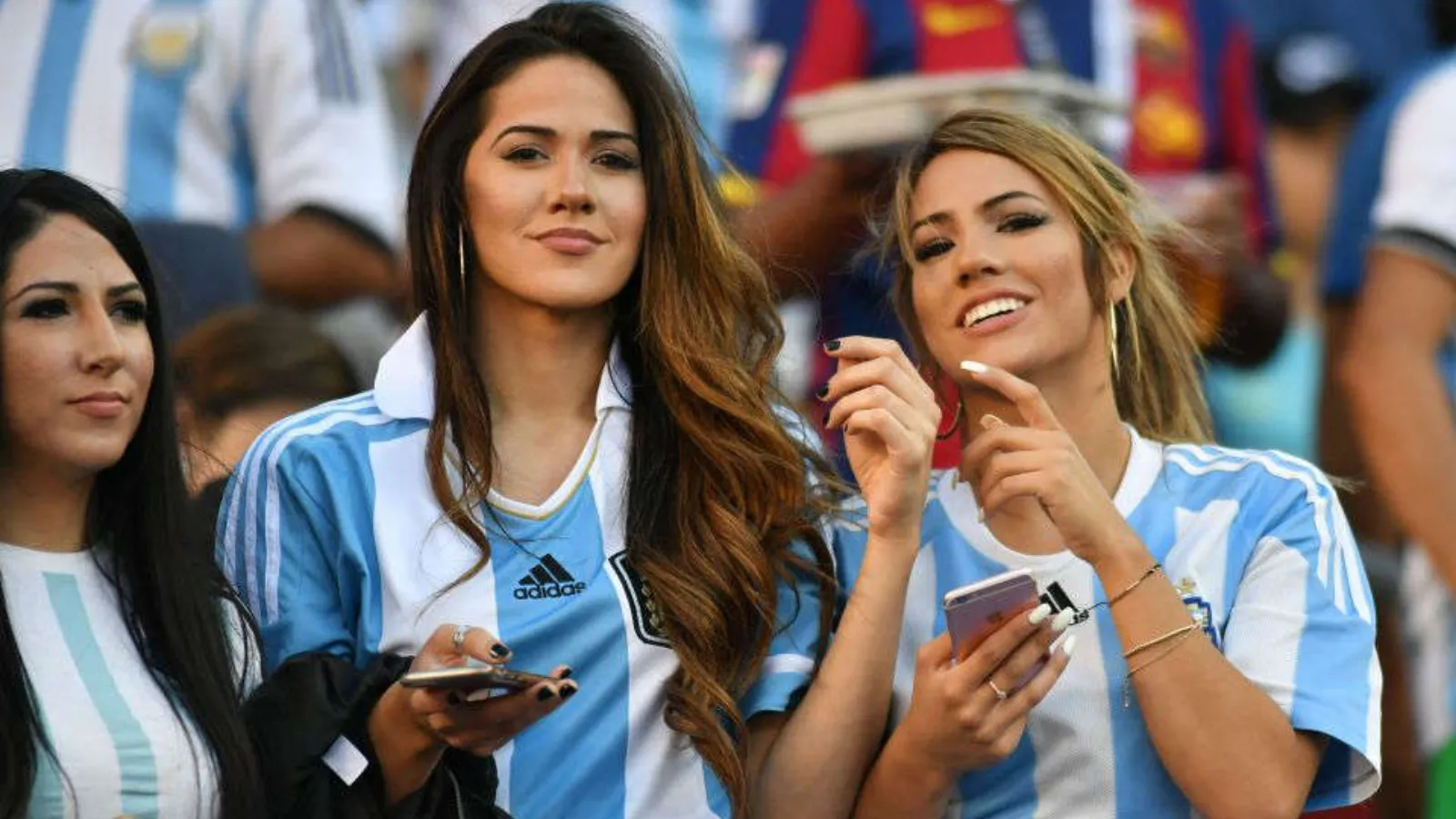 Fan nữ bóng đá xinh đẹp, bốc lửa