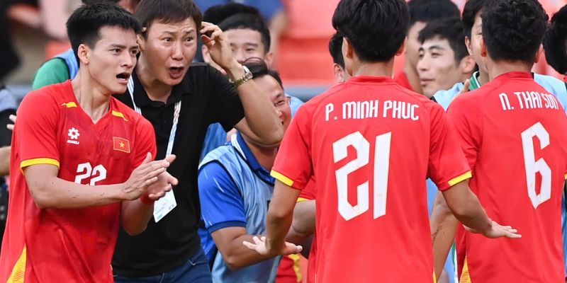 HLV Kim Sang Sik đánh giá cao sự cố gắng của các cầu thủ